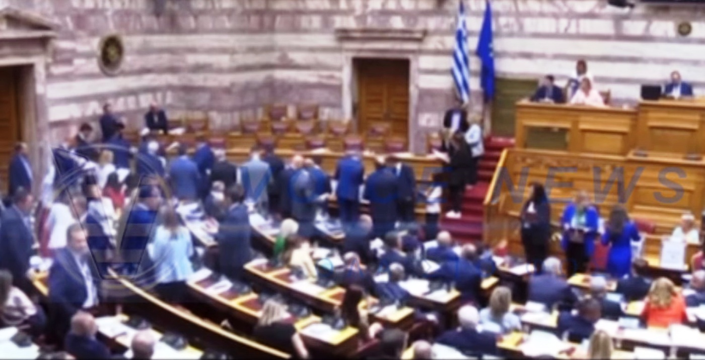Επική γκάφα με ανοιχτά μικρόφωνα στη Βουλή! (ΒΙΝΤΕΟ)