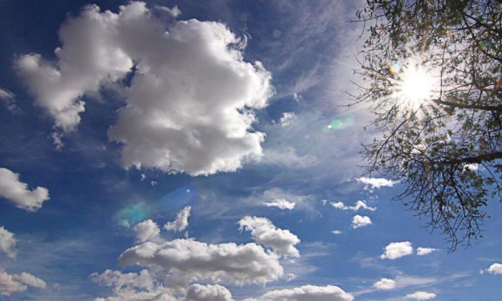 Καιρός: Ηλιοφάνεια με λίγες νεφώσεις και τοπικές βροχές