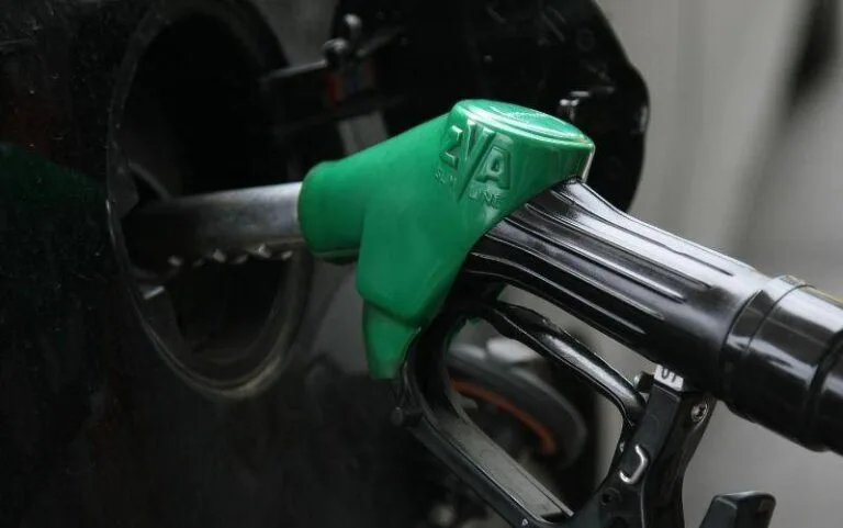 Καύσιμα: Πόσο αναμένεται να αυξηθούν οι τιμές στην Ελλάδα λόγω του πολέμου ανάμεσα σε Ισραήλ και Ιράν