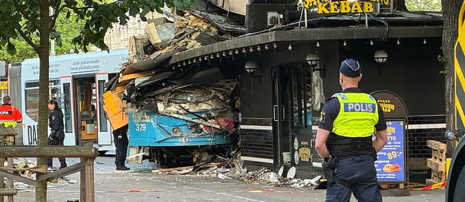 Τραμ εκτροχιάσθηκε και έπεσε σε πιτσαρία – Εφτά τραυματίες