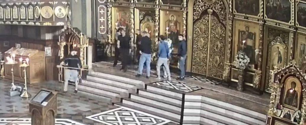Ουκρανοί ξυλοκόπησαν πιστούς και ιερείς σε Ορθόδοξη Εκκλησία στο Τσερνιβτσί