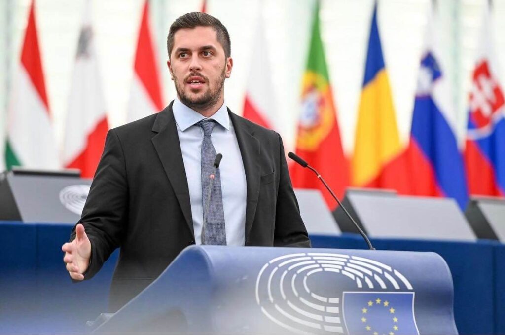 «Σκληρή μάχη» στο Ευρωκοινοβούλιο εναντίον της συγκάλυψης του εγκλήματος των Τεμπών