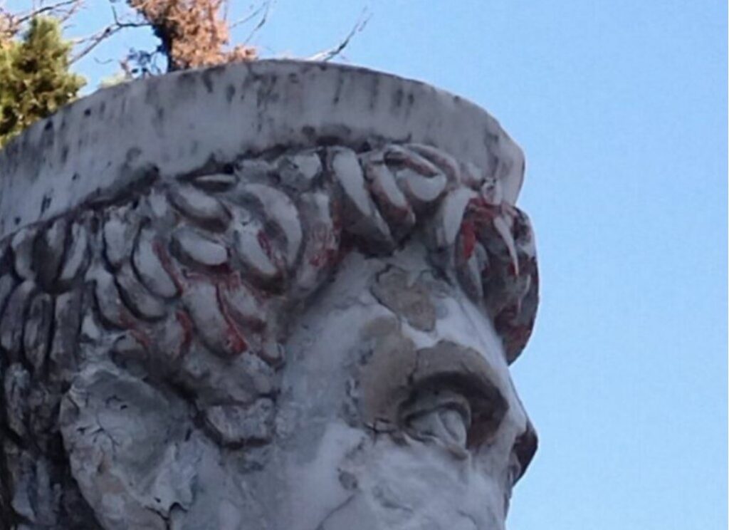 Τίμησαν του Μακεδονομάχους μπροστά στα βεβηλωμένα τους αγάλματα