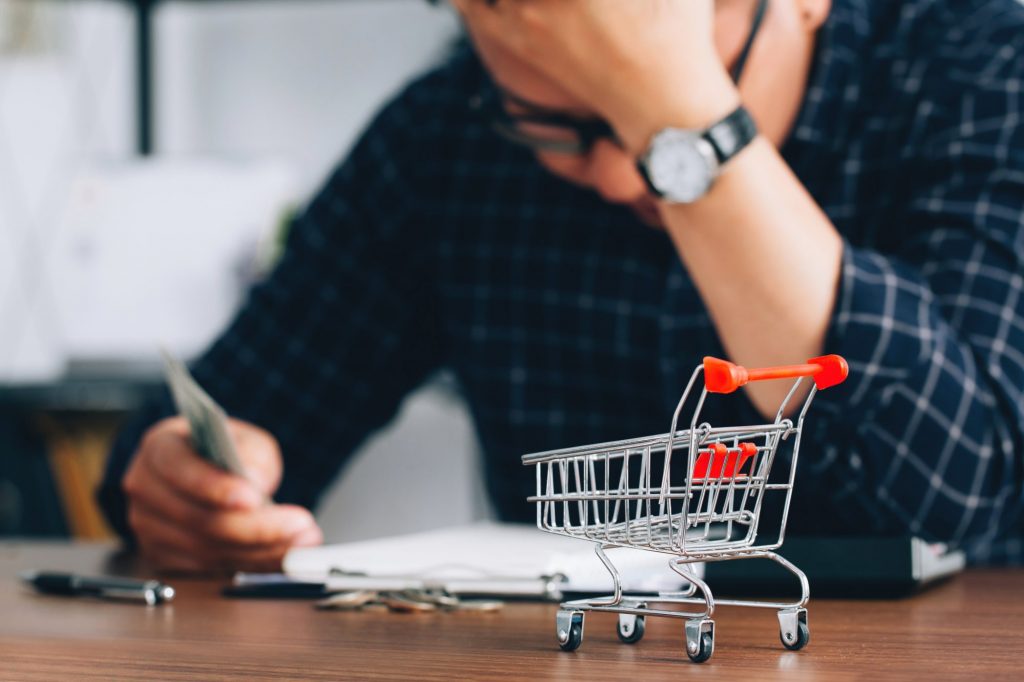 Τα Ελληνικά νοικοκυριά στα όρια της επιβίωσης – Έξι στους δέκα «δεν τα βγάζουν πέρα», ένας στους δέκα «τρώει» από τα έτοιμα