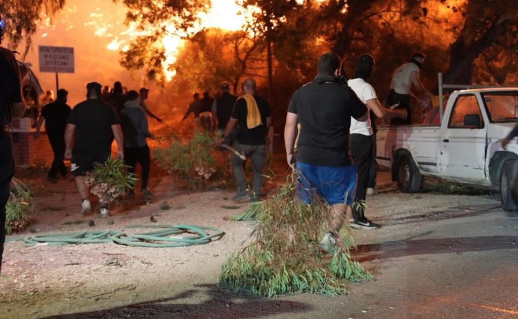 Στις φλόγες η Χίος: Στάχτη τουλάχιστον 3 σπίτια