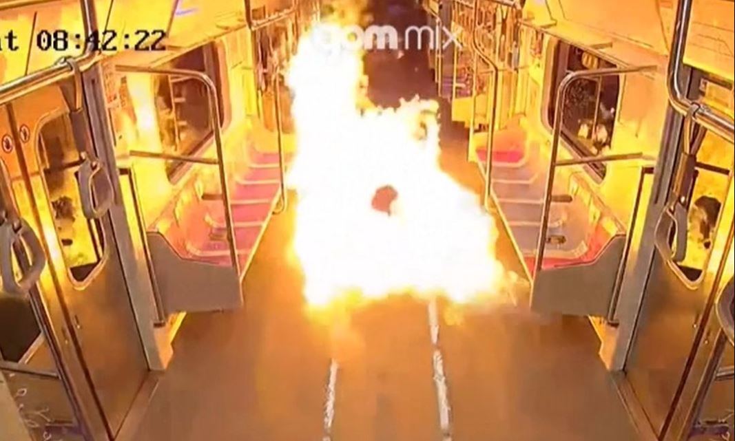 Η στιγμή που Νοτιοκορεάτης βάζει φωτιά σε βαγόνι τραίνου για να κάψει τους επιβάτες – Έτρεχαν πανικόβλητοι (Video)