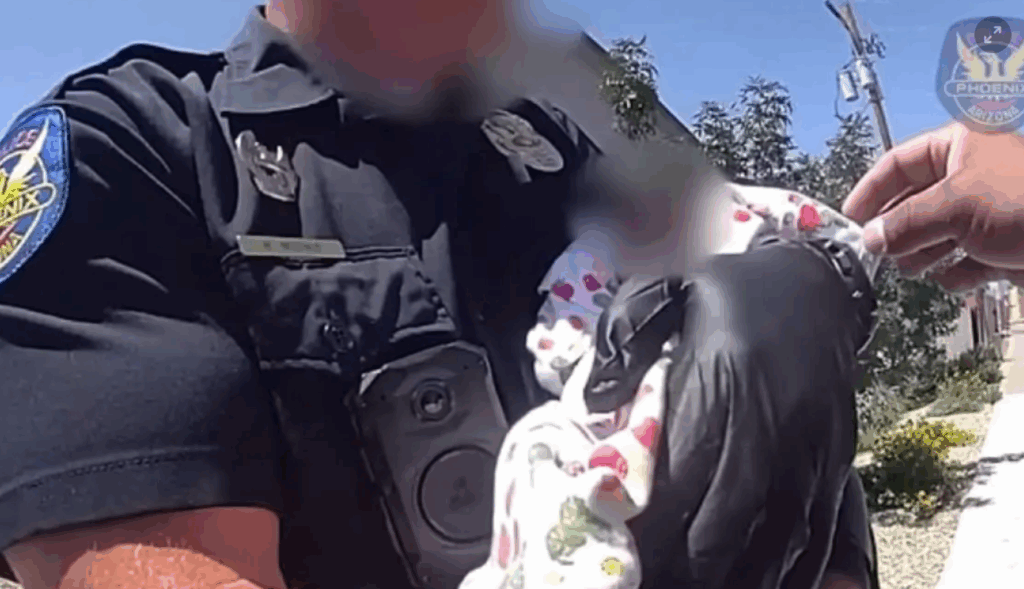 Αστυνομικοί βρήκαν ζωντανό μωρό μια εβδομάδα αφού είχε πεθάνει η μητέρα του