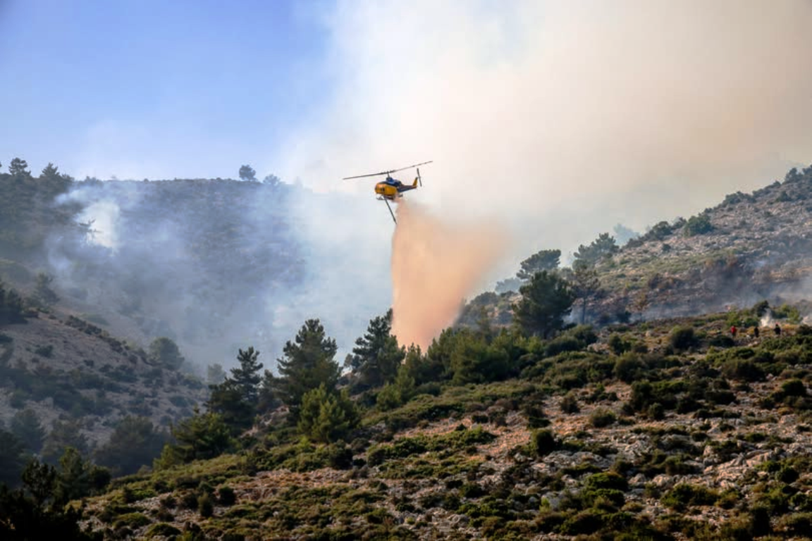 Σε ύφεση η πυρκαγιά ανάμεσα σε Παλαιά Φώκαια Αττικής και Θυμάρι