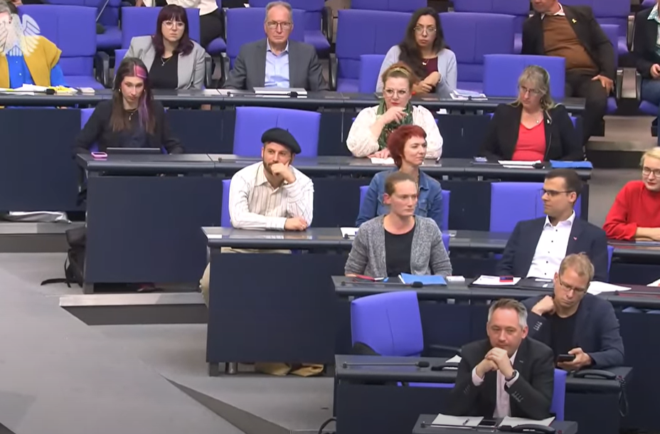 Γερμανία – Μπούντεσταγκ: Φόρεσε μπερέ και τον απέβαλαν