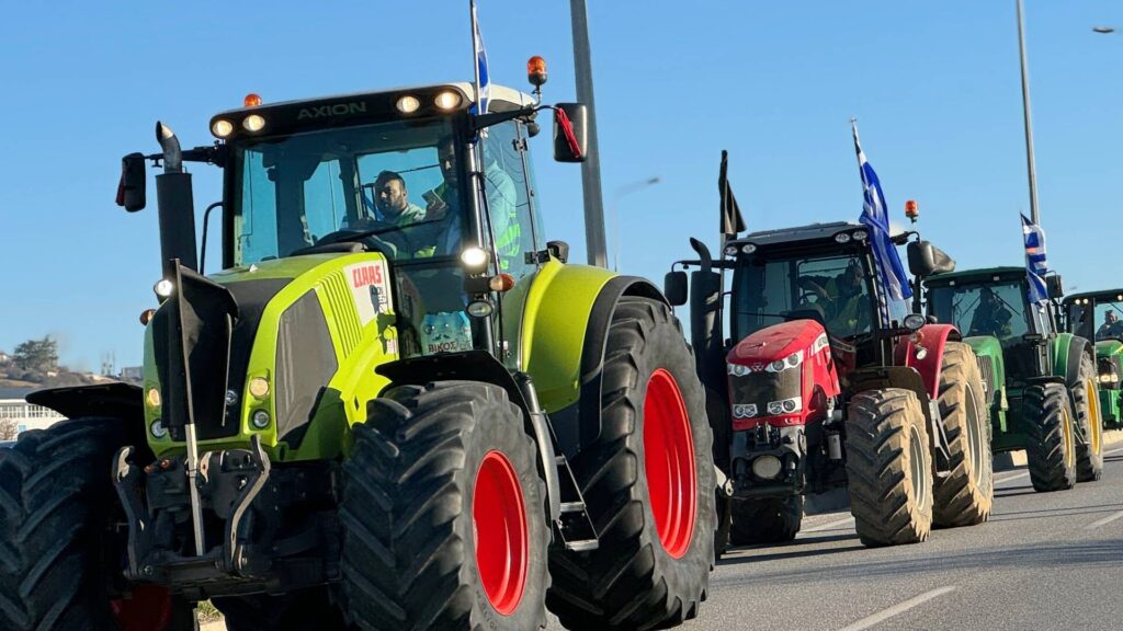 Θεσσαλονίκη: Αγρότες βγήκαν με τα τρακτέρ τους στον κόμβο Μεσημερίου για τον ΟΠΕΚΕΠΕ