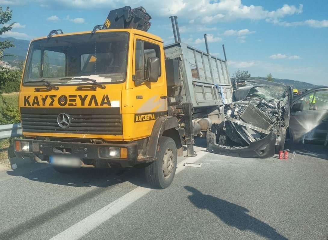 Βαν συγκρούστηκε με φορτηγό – Επτά τραυματίες (ΦΩΤΟ)