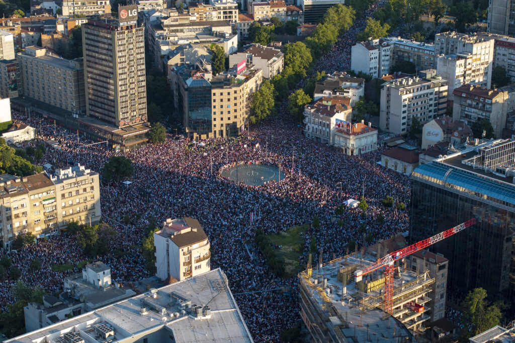 Σερβία: Δεκάδες χιλιάδες διαδηλωτές στους δρόμους του Βελιγραδίου απαίτησαν πρόωρες εκλογές