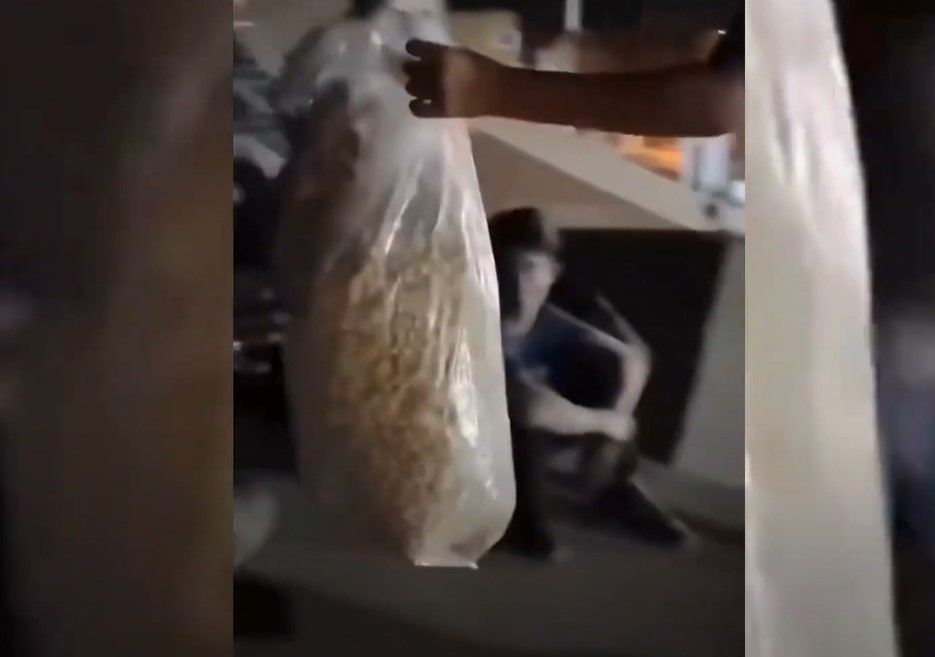 Πύραυλοι “σχίζουν” τον ουρανό και οι Ιρανοί παρακολουθούν με… ποπ κορν