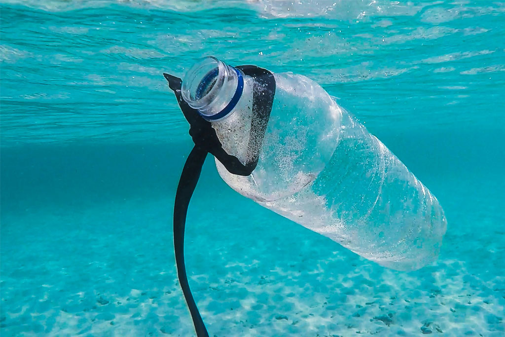 Επιστήμονες στην Ιαπωνία δημιούργησαν πλαστικό που διαλύεται εντός ωρών στη θάλασσα