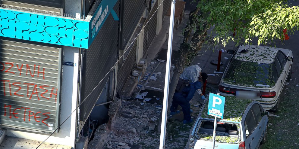 Ένας έγκλειστος στις φυλακές Κορυδαλλού ανέλαβε την ευθύνη για την έκρηξη βόμβας έξω από υποκατάστημα τράπεζας με θύμα μία 38χρονη, στη Θεσσαλονίκη.