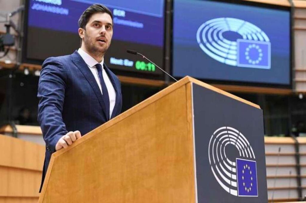 Εμμανουήλ Φράγκος: Πρόταση ψηφίσματος για καθιέρωση του Ιουνίου ως μήνα οικογενειακής υπερηφάνειας