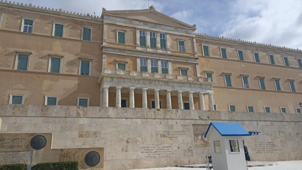 LIVE από τη Βουλή η συζήτηση για σύσταση Προανακριτικής για το έγκλημα των Τεμπών