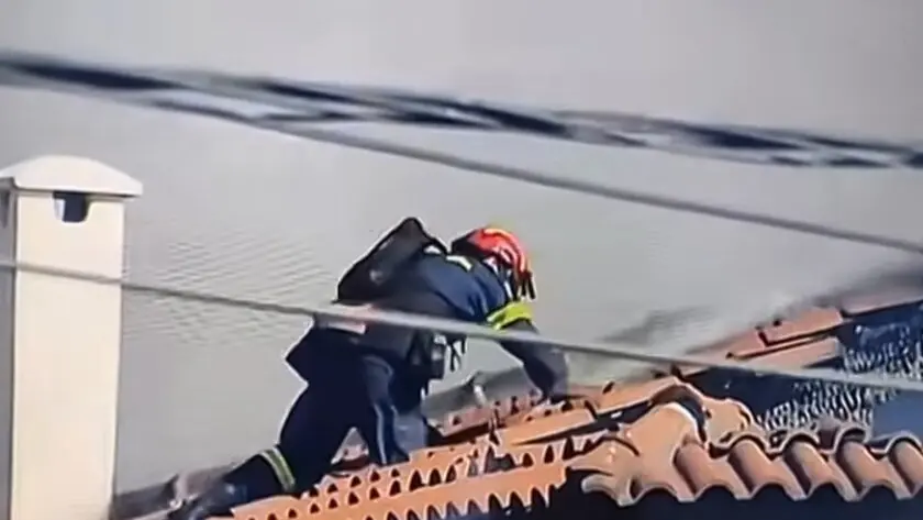 Πυροσβέστης διακινδυνεύει τη ζωή του για να σώσει σπίτι – «Τον Νοέμβριο τους δέρνουν» (Video)