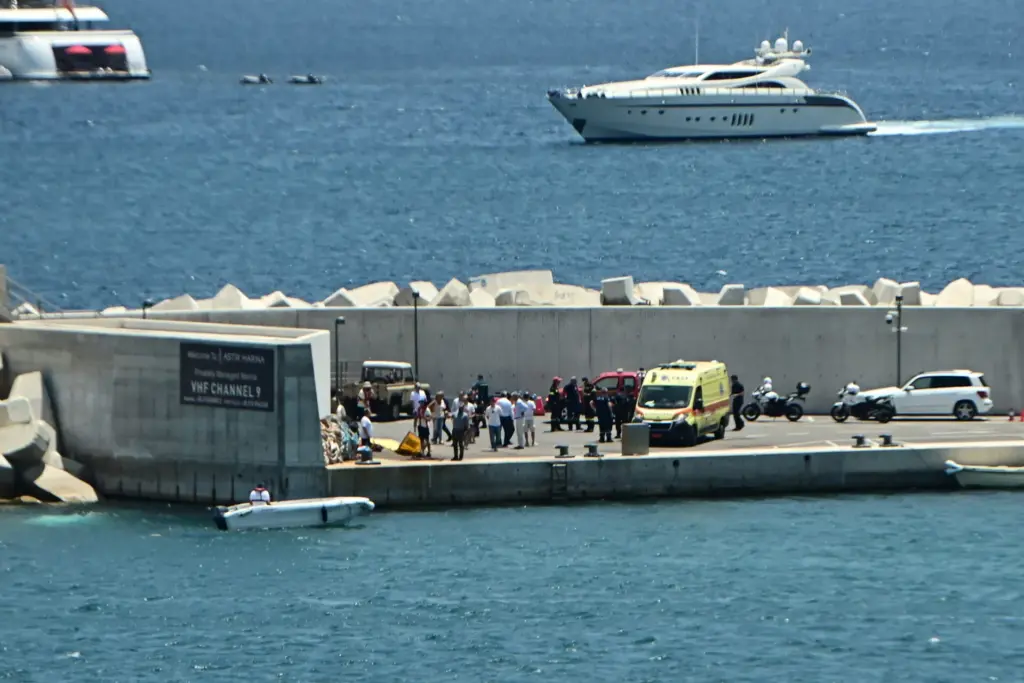 Εισαγγελική έρευνα για τις συνθήκες της πτώσης του ελικοπτέρου στη Βουλιαγμένη – Ελεύθερος ο πιλότος