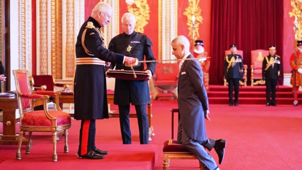 Ο Βασιλιάς Κάρολος έχρισε ιππότη τον Πακιστανό δήμαρχο του Λονδίνου