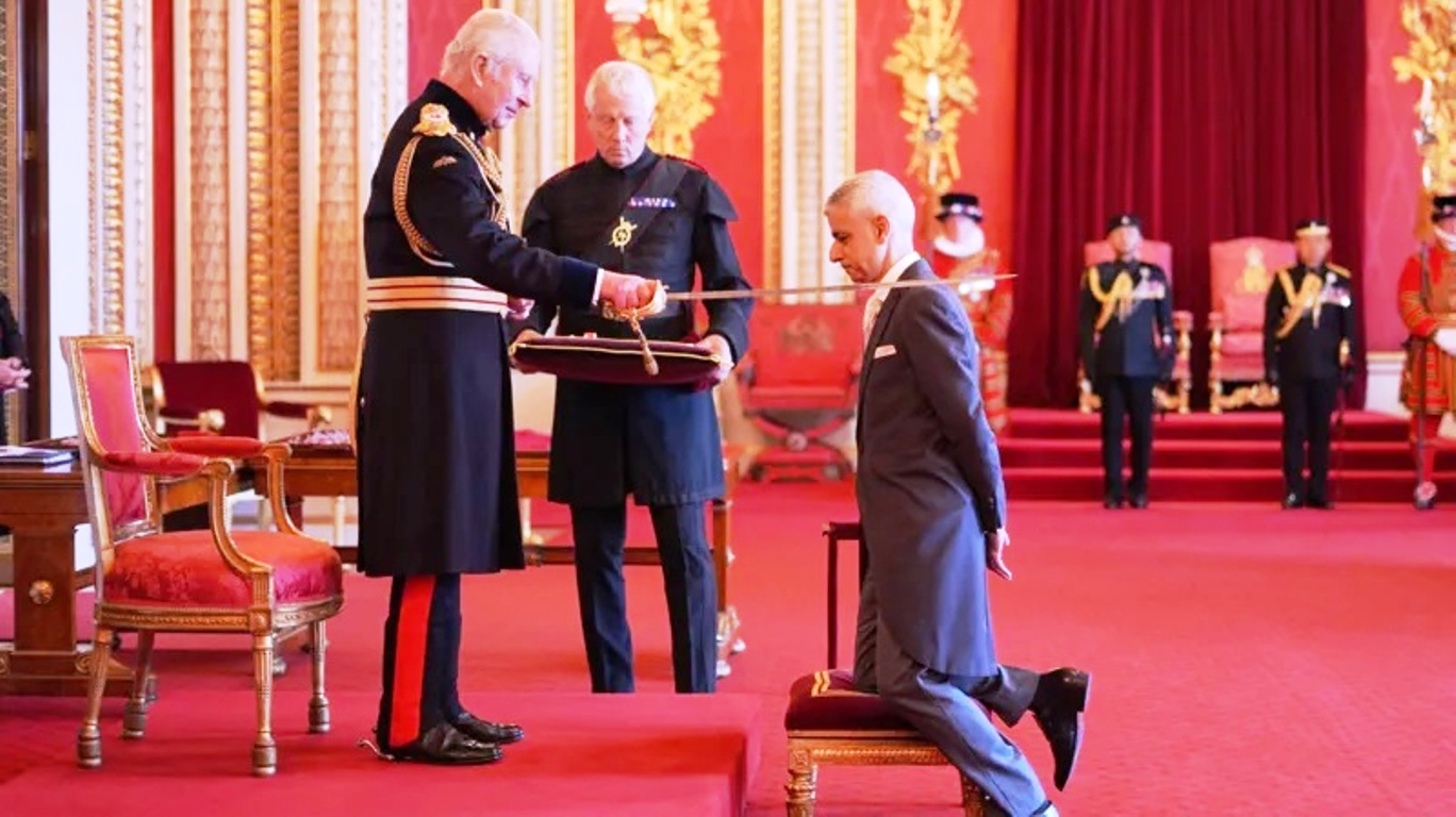 Ο Βασιλιάς Κάρολος έχρισε ιππότη τον Πακιστανό δήμαρχο του Λονδίνου