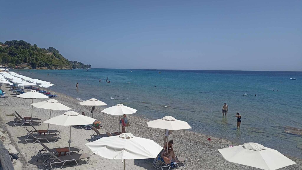 Περισσότεροι από τους μισούς Έλληνες δεν θα πάνε διακοπές φέτος