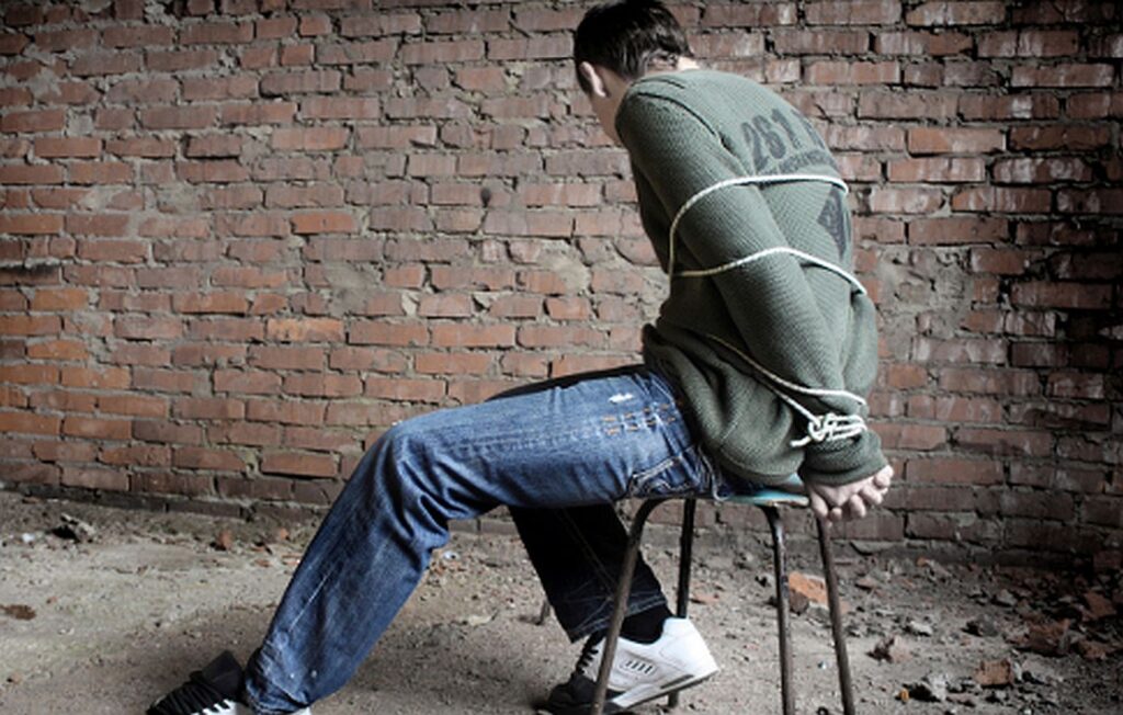 Την απαγωγή του έστησε ένας 19χρονος για να αποσπάσει χρήματα από τη μητέρα του