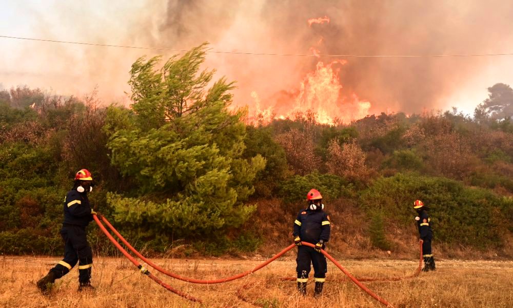 Μαίνεται η μεγάλη φωτιά στο Κιλκίς – Εκκενώθηκαν σπίτια και ξενοδοχείο