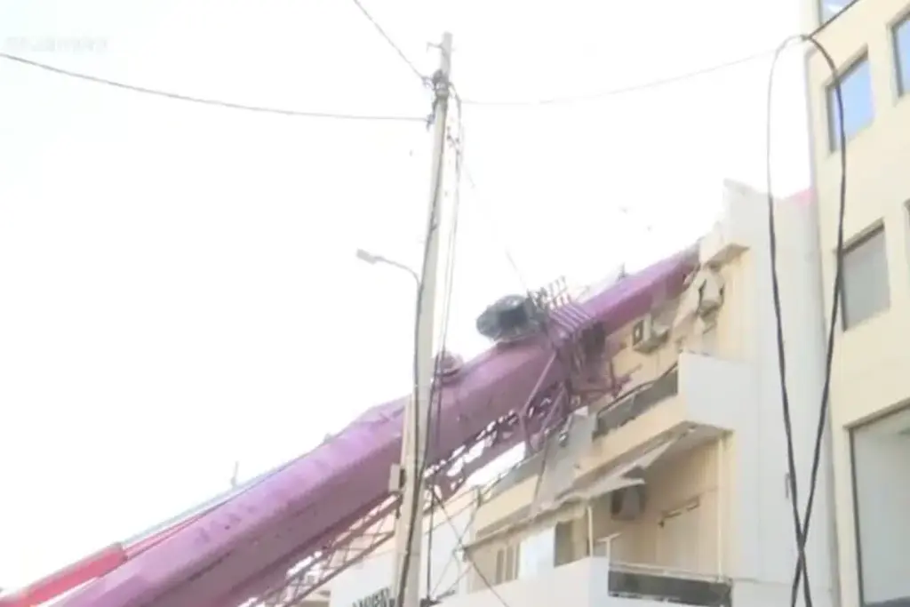 Περιστέρι: Γερανοφόρο όχημα παρέσυρε ηλεκτροφόρα καλώδια και έπεσε σε πολυκατοικία