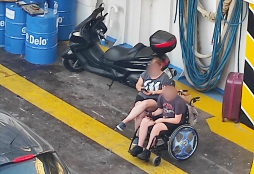 Εικόνες ντροπής: Παιδί ΑΜΕΑ ταξίδεψε μέσα στο γκαράζ πλοίου!