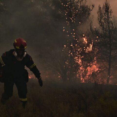 Μαίνεται η φωτιά έξω από την Άσσηρο Θεσσαλονίκης