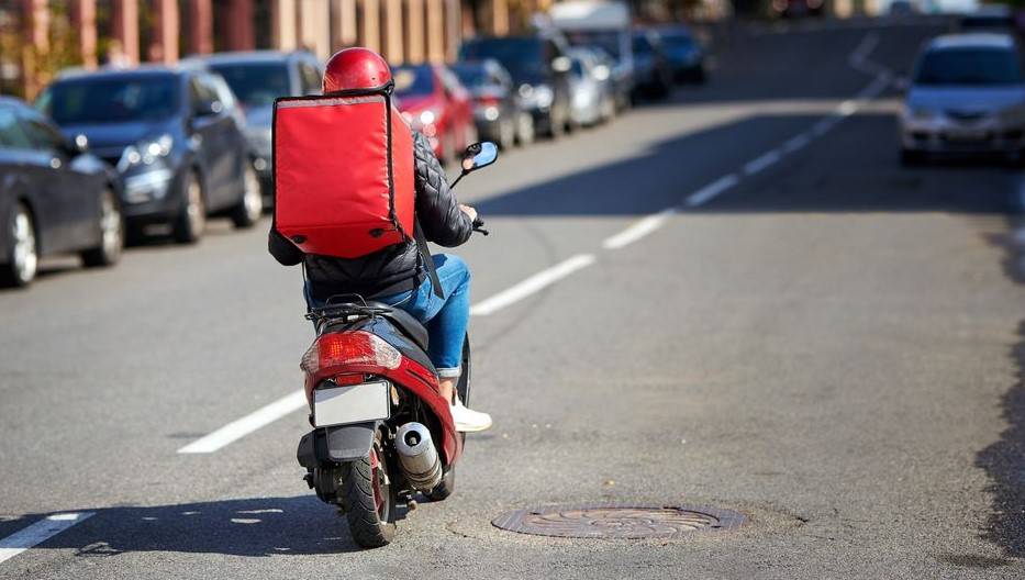 Ο καύσωνας και τα 43άρια βάζουν φρένο στα delivery και ενισχύουν την τηλεργασία