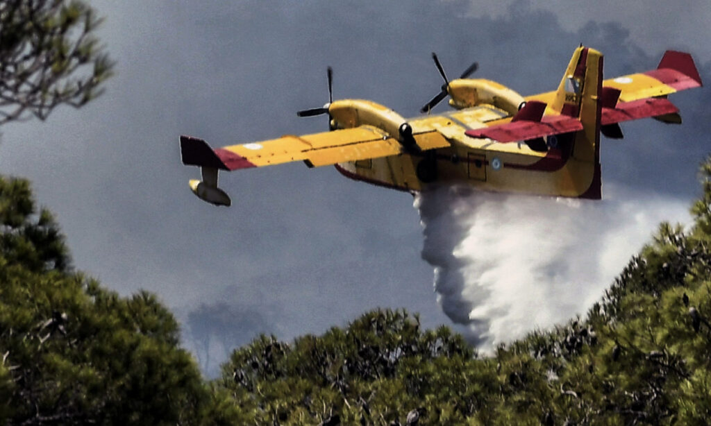 Μεγάλη φωτιά σε δασική έκταση στην Κορινθία