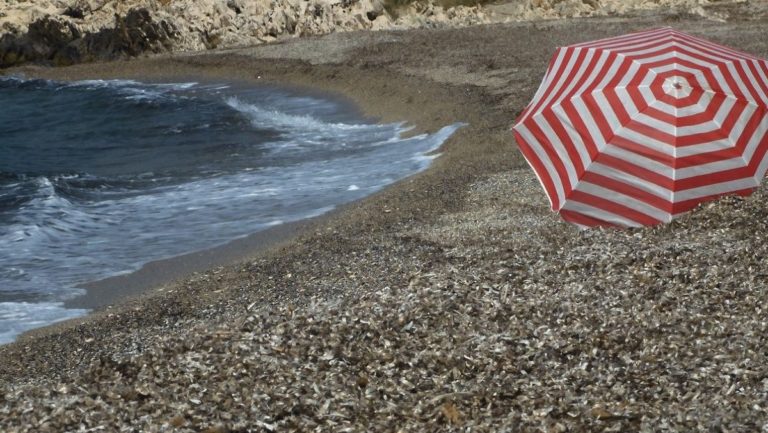 Ομπρέλα θαλάσσης παρασύρθηκε από τον αέρα και καρφώθηκε στο πόδι τουρίστριας στη Δονούσα