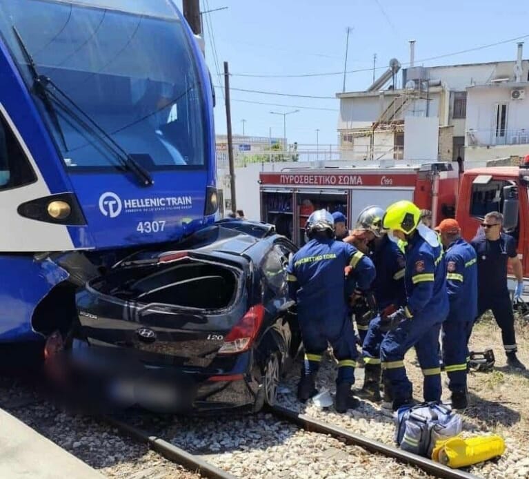 Σύγκρουση συρμού του Προαστιακού με αυτοκίνητο – Εγκλωβίστηκε ο οδηγός (ΦΩΤΟ)