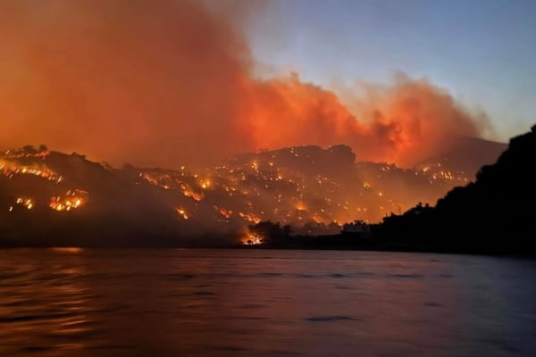 Φωτιά στην Ιεράπετρα: Σε τρία μέτωπα η μάχη – Δεν θα μείνει τίποτα
