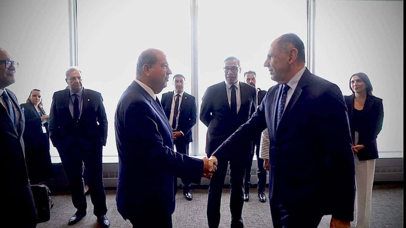 Θερμή χειραψία του Γιώργου Γεραπετρίτη με τον Τατάρ προκάλεσε οργή της Κυπριακής αντιπροσωπείας