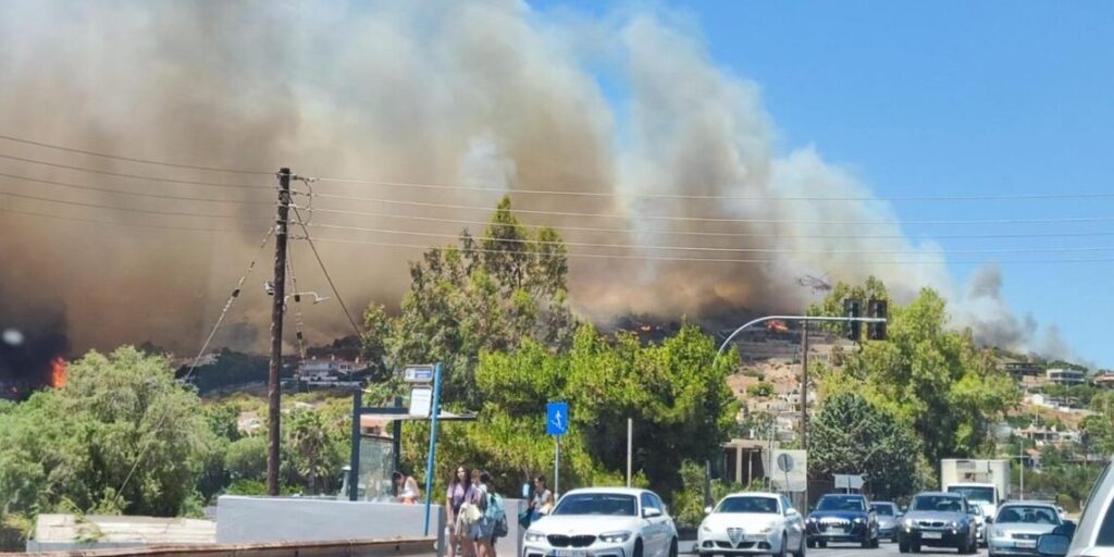 Σε αυλές σπιτιών η φωτιά στο Κορωπί – Εκκενώνονται Άγιος Δημήτριος, Γαλάζια Ακτή και Αλθέα