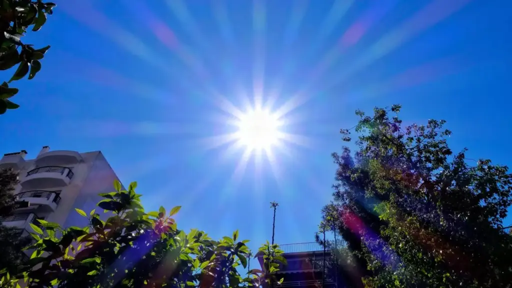 Καιρός: Ηλιοφάνεια με λίγες νεφώσεις στα ηπειρωτικά – Υψηλές θερμοκρασίες σε ολόκληρη τη χώρα