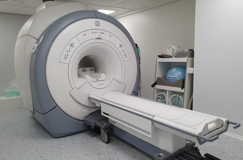 Μαγνητικός τομογράφος “κατάπιε” 61χρονο που φορούσε αλυσίδα στον λαιμό του