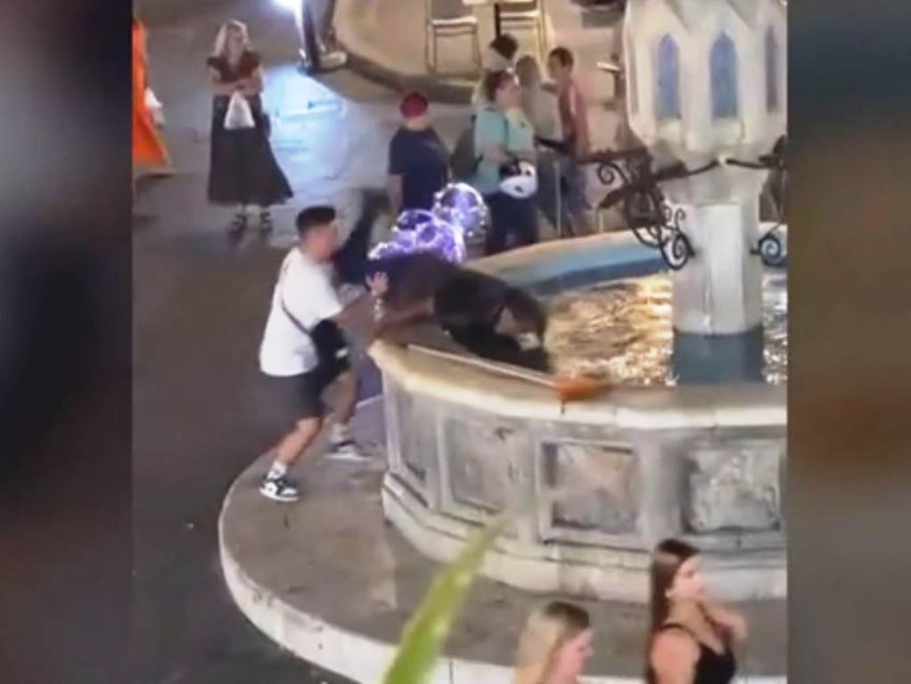 Αδιανόητο συμβάν στη Ρόδο: Νεαρός σπρώχνει άστεγο σε συντριβάνι για… πλάκα