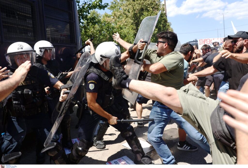 Μάχη μεταξύ φοιτητών και ΜΑΤ έξωθεν της Συνόδου Πρυτάνεων!