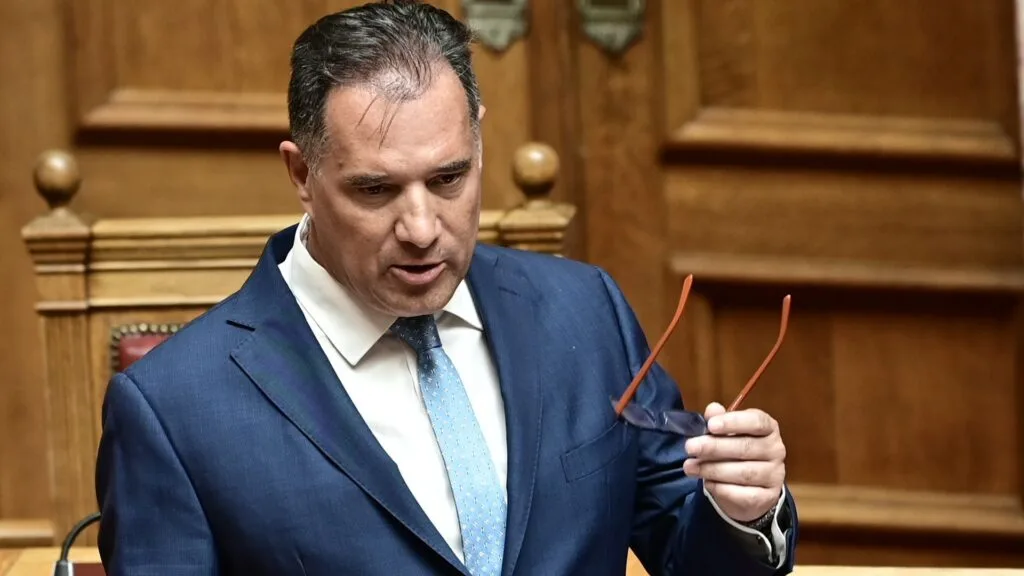 Άδωνις Γεωργιάδης: Αντί να ντρέπεται αυτοθαυμάζεται