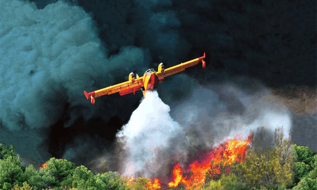 Μαίνεται ανεξέλεγκτη η μεγάλη πυρκαγιά στη Βουρβουρού Χαλκιδικής