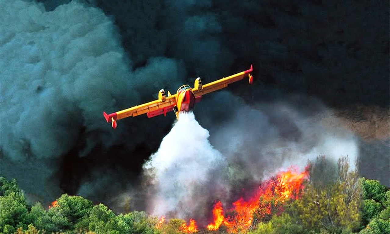 Μαίνεται ανεξέλεγκτη η μεγάλη πυρκαγιά στη Βουρβουρού Χαλκιδικής