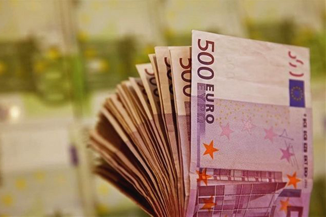 Δεσμίδες με «500ευρα» πέταξαν έξω από τα γραφεία του ΟΠΕΚΕΠΕ