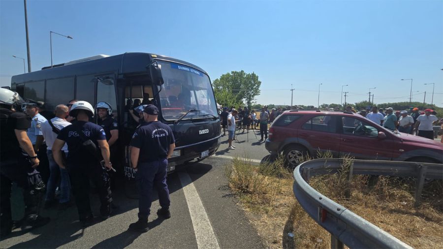 Μπλόκο στο… μπλόκο – Αγρότες επιχείρησαν να βγουν στην Εθνική – Τους σταμάτησε η αστυνομία