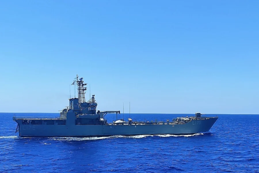 Με αρματαγωγό του Πολεμικού Ναυτικού 350 παράνομοι μετανάστες από Κρήτη προς Καβάλα