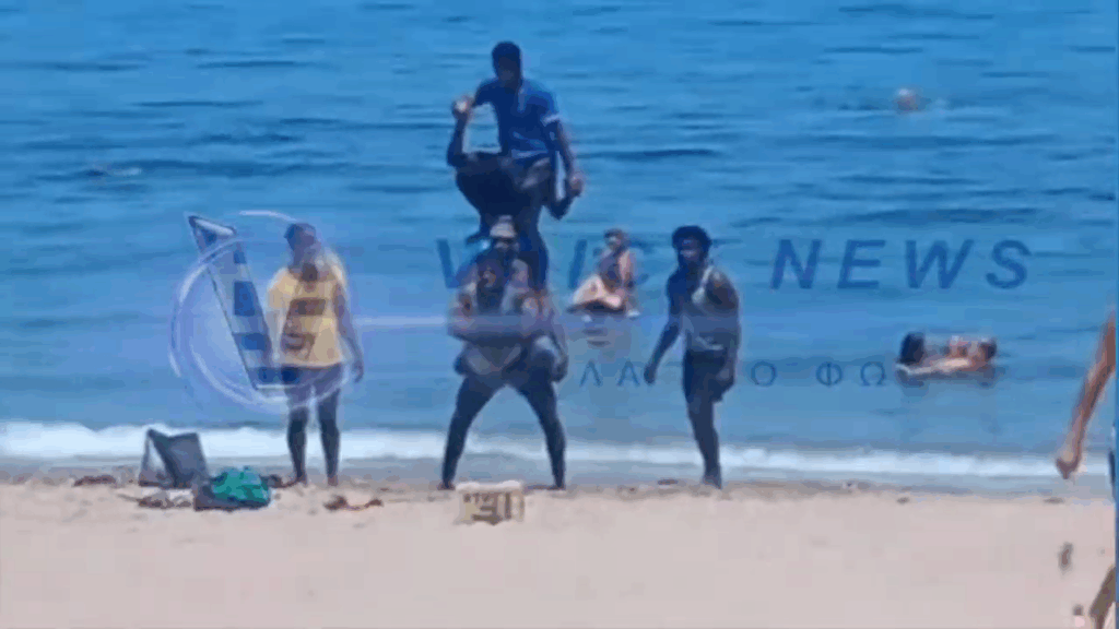 Πρόκληση παράνομων μεταναστών – Ακροβατικό show σε παραλία του Ρεθύμνου (ΒΙΝΤΕΟ)