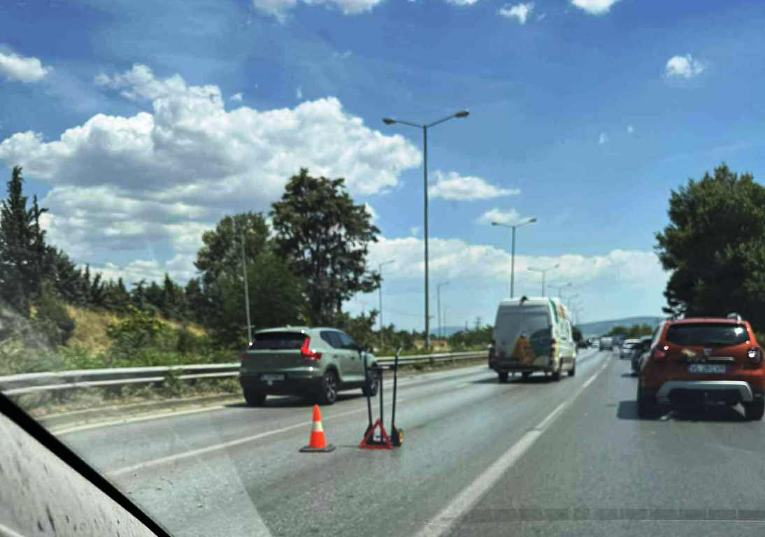 Μποτιλιάρισμα για περίπου 3 χιλιόμετρα στη Μουδανίων - Ταλαιπωρία των οδηγών